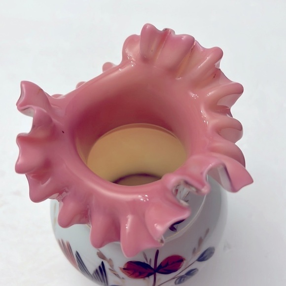 British Stourbridge Glass Pink Cased Crimped Vase Decorated Bird & Flower c.1880 - Picture 3 of 8